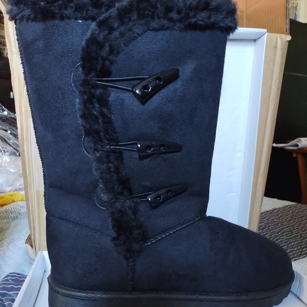 Black fall and winter boots